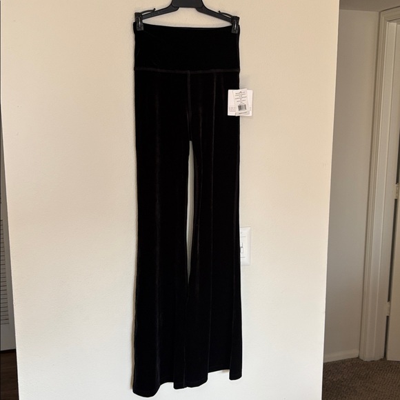 NWT Beyond Yoga Black Velvet Flare Leggings Pants size small - Picture 3 of 7